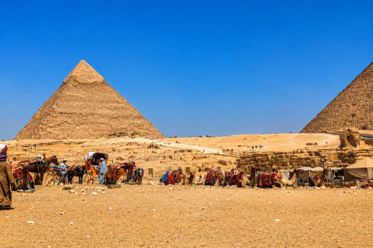 Piramides_de_Guiza_Cairo_3