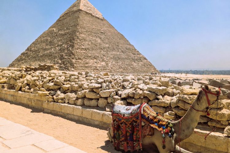 Piramides_de_Guiza_Cairo_5